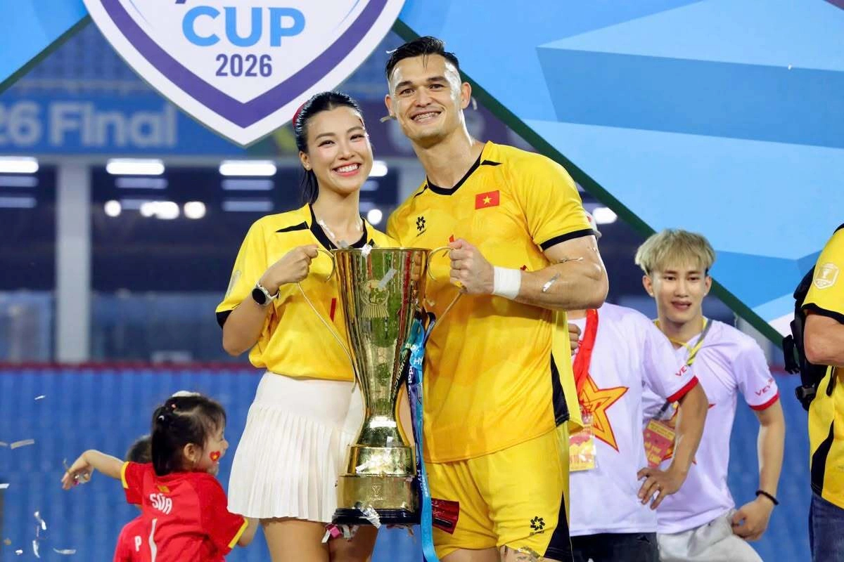 Bạn g&aacute;i thủ m&ocirc;n L&ecirc; Giang Patrik: 36 tuổi đẹp kh&oacute; tin, gu thời trang kh&ocirc;ng một lỗ hổng - Ảnh 2.