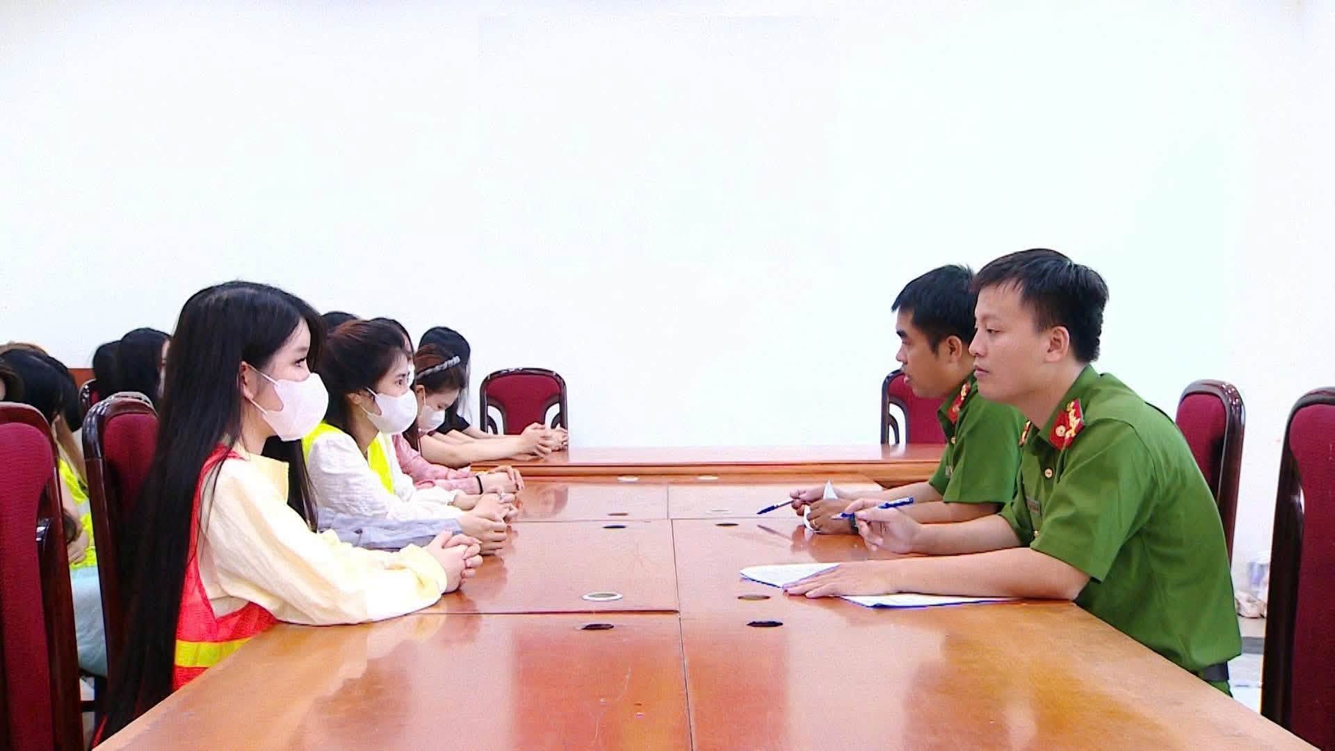 CA khám xét 9 địa điểm tại 5 tỉnh thành, đưa 47 đối tượng về trụ sở, cầm đầu là Ngô Thị Trang SN 1990 - Ảnh 1.