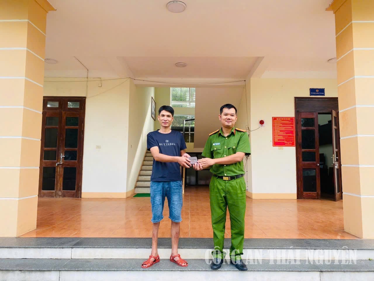C&ocirc;ng an x&aacute;c minh số tiền 10.000.000 đồng nằm lăn l&oacute;c b&ecirc;n đường- Ảnh 1.