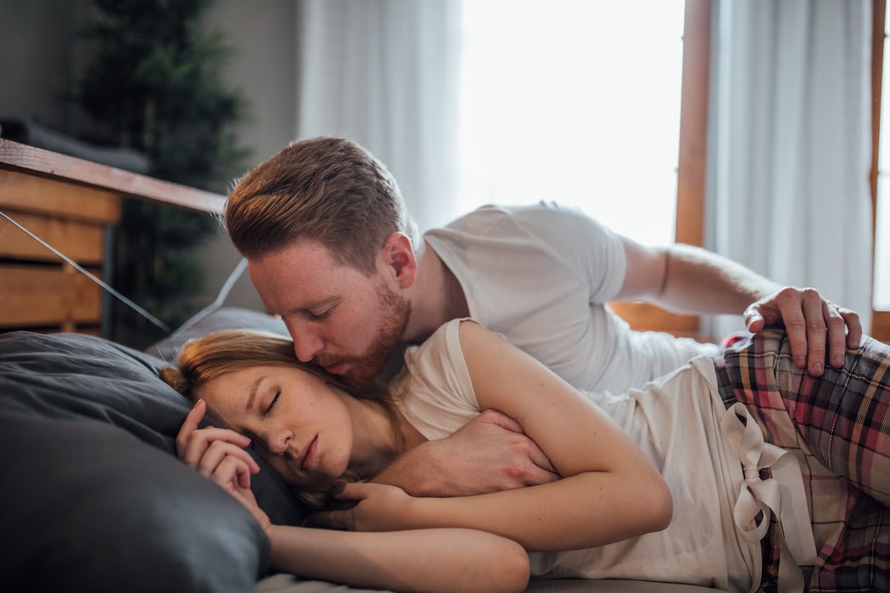Đàn ông khỏe "chuyện chăn gối" thường có 1 dấu hiệu vào buổi sáng - Ảnh 1.