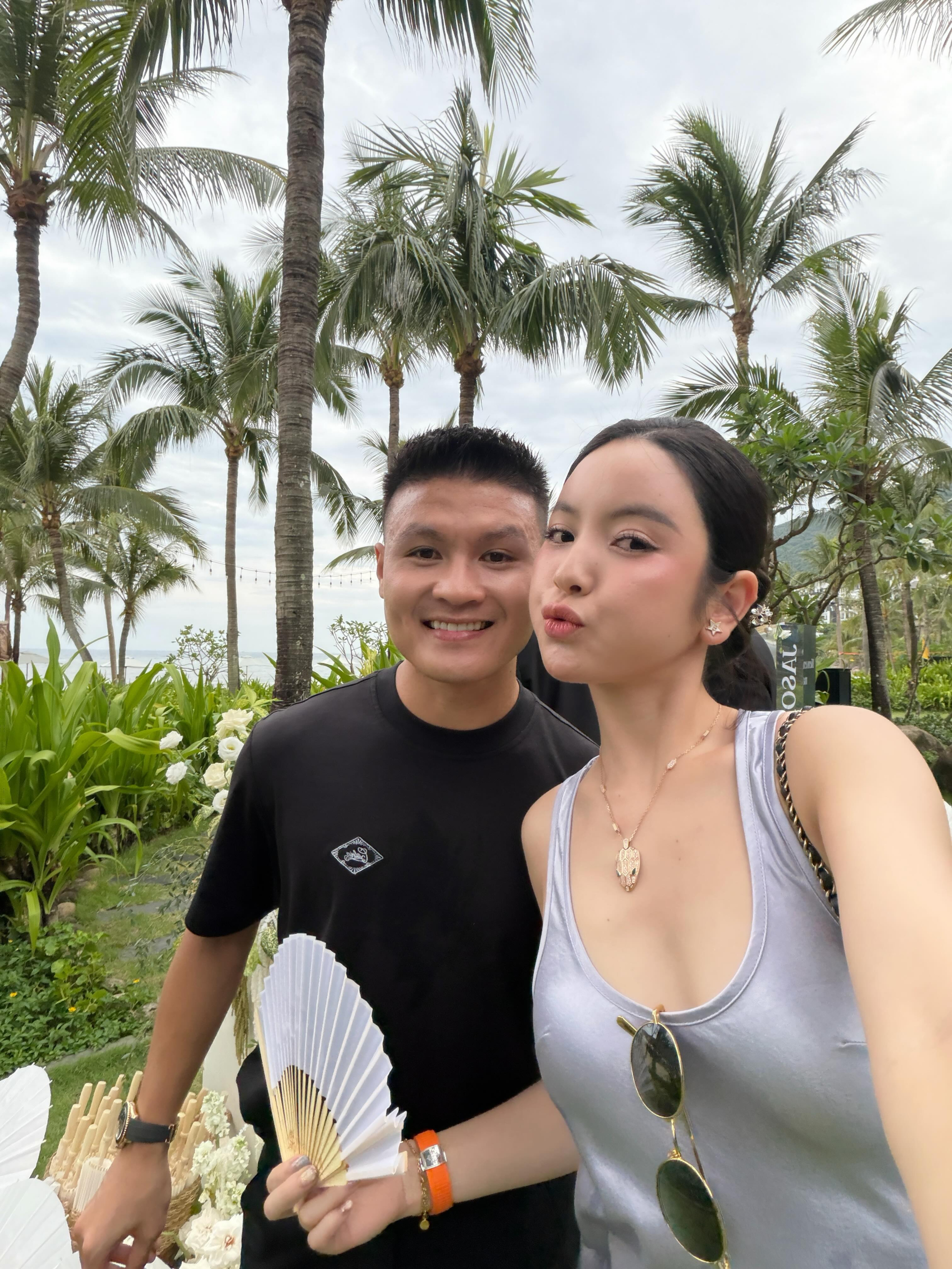 Bận như Quang Hải c&ograve;n lo cho t&oacute;c tai của vợ: Đi Th&aacute;i Lan mua tặng Chu Thanh Huyền lố kẹp c&agrave;ng cua hơn 13.000.000- Ảnh 6.
