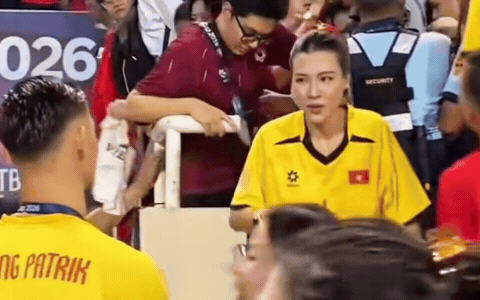 MC Ho&agrave;ng Oanh v&agrave; L&ecirc; Giang Patrik h&ocirc;n nhau ăn mừng Việt Nam v&ocirc; địch!- Ảnh 1.