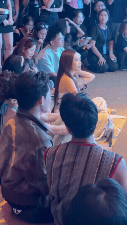 Nửa showbiz hội tụ v&igrave; Phương Mỹ Chi, T&oacute;c Ti&ecirc;n - Chi Pu - Phương Ly khoe visual &ldquo;d&acirc;n chơi&rdquo; kh&eacute;t lẹt - Ảnh 4.