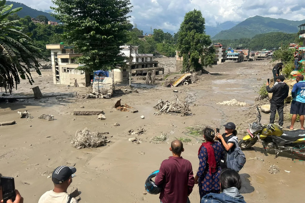 &Iacute;t nhất 150 người đ&atilde; thiệt mạng khi lũ qu&eacute;t h&agrave;ng trăm du kh&aacute;ch ở bi&ecirc;n giới Nepal - Trung Quốc: C&acirc;y cầu sụp đổ trong t&iacute;ch tắc, cứu hộ gấp r&uacute;t từng gi&acirc;y - Ảnh 1.