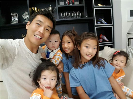 Con g&aacute;i xinh như thi&ecirc;n thần của cầu thủ đ&aacute; 105 trận cho tuyển quốc gia, l&agrave; ch&iacute; cốt của HLV Kim Sang Sik- Ảnh 2.