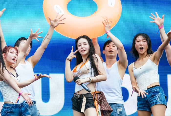 Sự hết thời của ng&ocirc;i sao cả nước biết mặt: Nổi tiếng nhờ 1 ca kh&uacute;c, nay v&ocirc; danh h&aacute;t kh&ocirc;ng ai hưởng ứng- Ảnh 1.