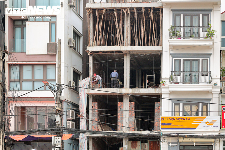 Loạt nh&agrave; si&ecirc;u mỏng mọc l&ecirc;n tr&ecirc;n tuyến đường vừa giải ph&oacute;ng mặt bằng ở H&agrave; Nội- Ảnh 5.