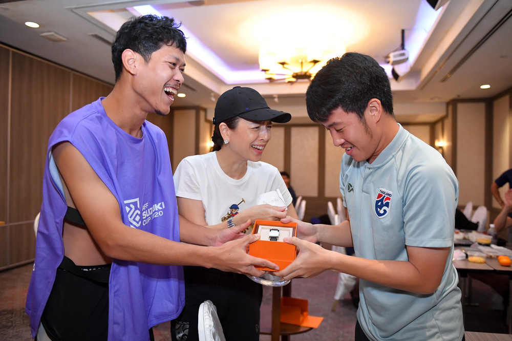 Trượt cup rồi, nữ tỷ ph&uacute; b&oacute;ng đ&aacute; lại về b&aacute;n Herm&egrave;s cho cả Th&aacute;i Lan th&ocirc;i!- Ảnh 9.