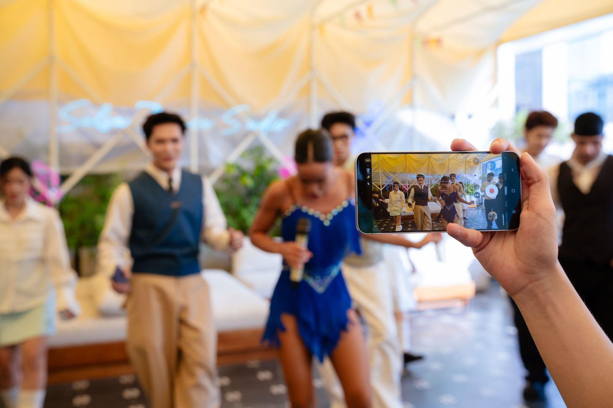Từ nụ hôn đầu đến lần cột mốc thăng tiến sự nghiệp, Galaxy S26 FE tái hiện sống động khoảnh khắc Epic của người dùng - Ảnh 2.