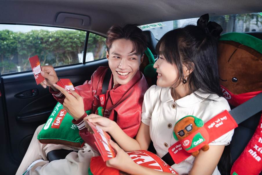 Chuyến xe ở TP.HCM v&agrave; H&agrave; Nội khiến d&acirc;n t&igrave;nh t&ograve; m&ograve;: L&ecirc;n xe c&oacute; sẵn gối &ocirc;m, bộ 100 c&acirc;u đố v&agrave;&hellip; một khoảng &ldquo;nghỉ xả hơi&rdquo; ngon l&agrave;nh! - Ảnh 1.
