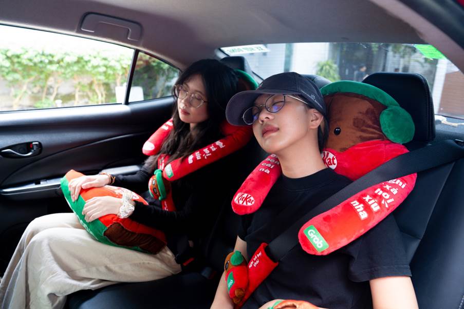 Chuyến xe ở TP.HCM v&agrave; H&agrave; Nội khiến d&acirc;n t&igrave;nh t&ograve; m&ograve;: L&ecirc;n xe c&oacute; sẵn gối &ocirc;m, bộ 100 c&acirc;u đố v&agrave;&hellip; một khoảng &ldquo;nghỉ xả hơi&rdquo; ngon l&agrave;nh! - Ảnh 4.