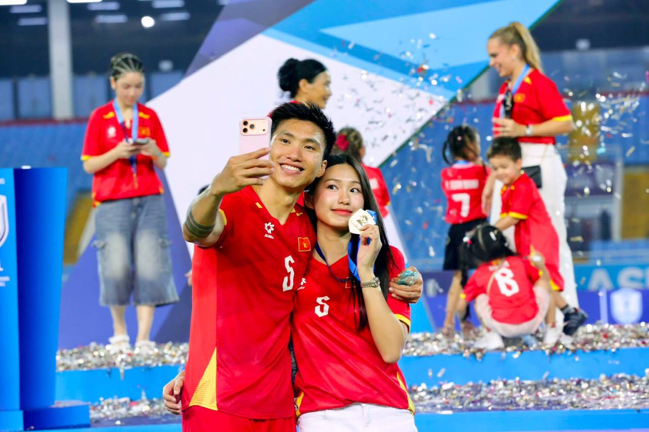 Thức tới 3 rưỡi s&aacute;ng ăn mừng v&ocirc; địch c&ugrave;ng Văn Hậu, s&aacute;ng sớm Do&atilde;n Hải My vẫn tự tay chuẩn bị m&acirc;m c&uacute;ng Rằm th&aacute;ng 7, netizen chấm 10 điểm đảm đang - Ảnh 1.