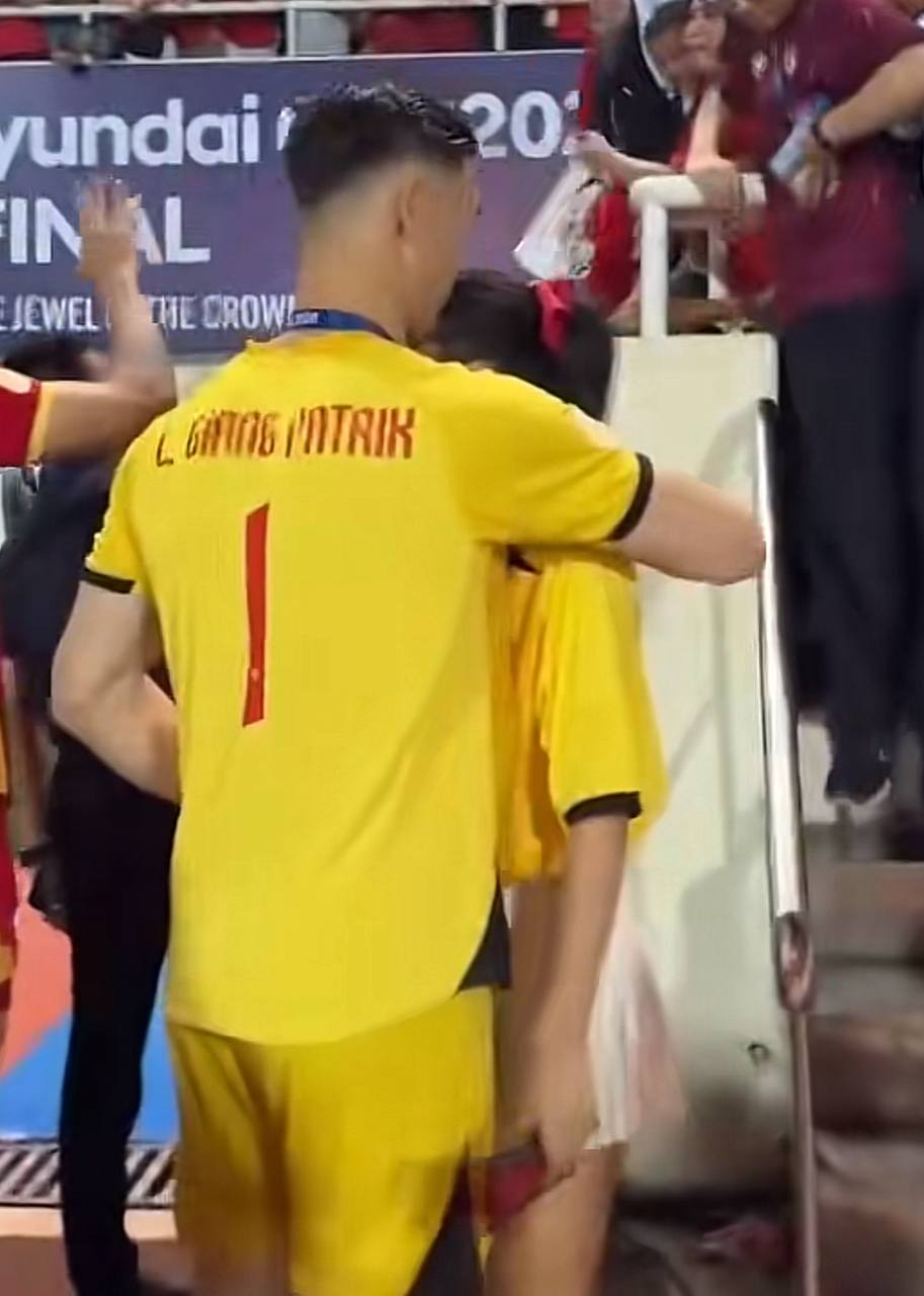 MC Ho&agrave;ng Oanh v&agrave; L&ecirc; Giang Patrik h&ocirc;n nhau ăn mừng Việt Nam v&ocirc; địch!- Ảnh 2.