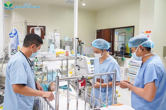 Nỗi hối hận muộn màng từ thói quen nguy hiểm: Cảnh báo cha mẹ cho trẻ ngồi trước xe máy - Ảnh 1.
