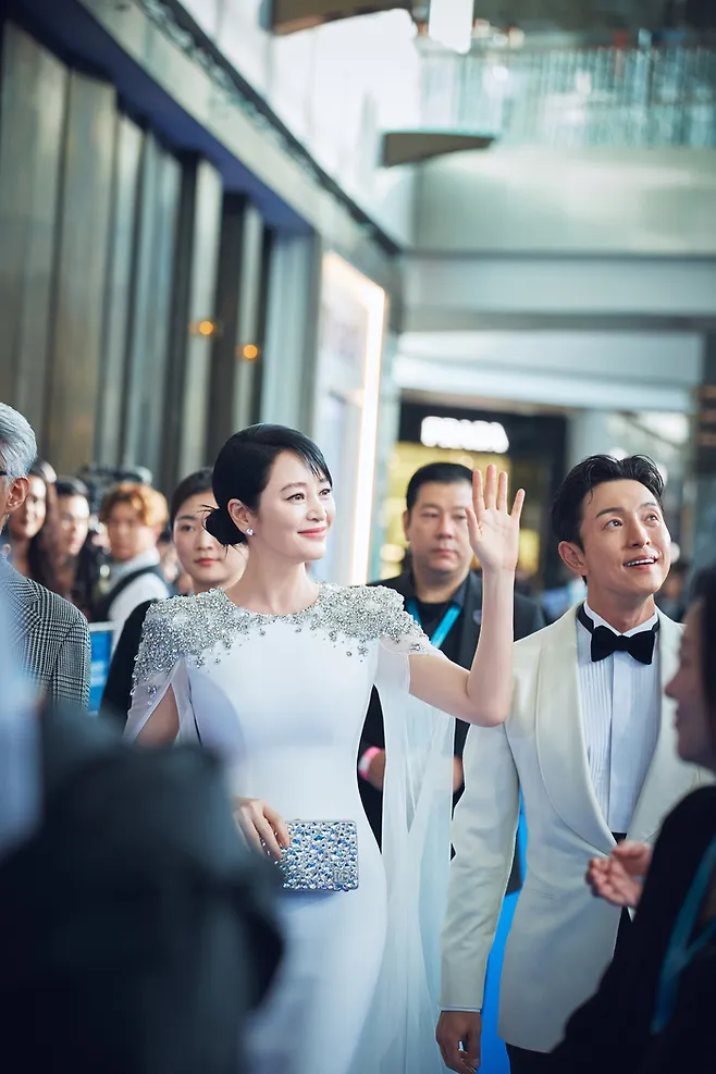 "Chị đại showbiz" U60 body cỡ n&agrave;y, hội đ&agrave;n em trẻ hơn phải ghen đỏ mắt!- Ảnh 10.
