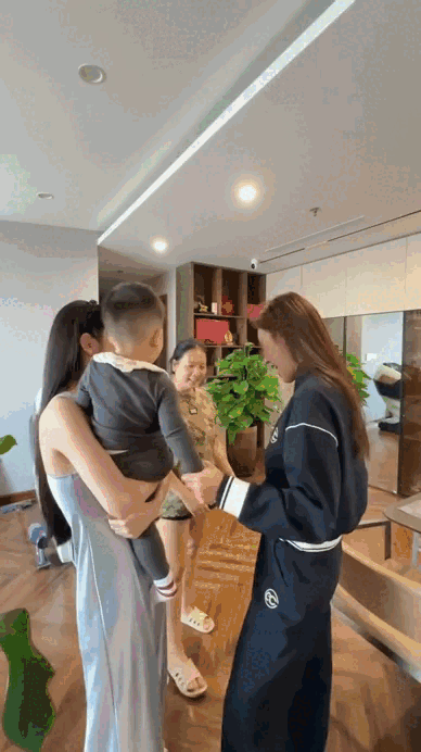 Nhất Chu Thanh Huyền: Được Quang Hải tặng Range Rover 8 tỷ, nh&igrave;n khối BĐS lại c&agrave;ng ho&agrave;nh tr&aacute;ng hơn - Ảnh 4.