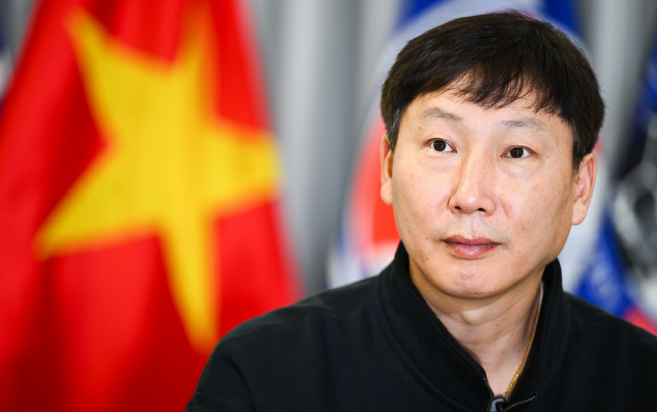 Phỏng vấn HLV Kim Sang-sik: “Tôi có gay gắt với Đình Bắc đâu, yêu thương còn không hết”- Ảnh 1.