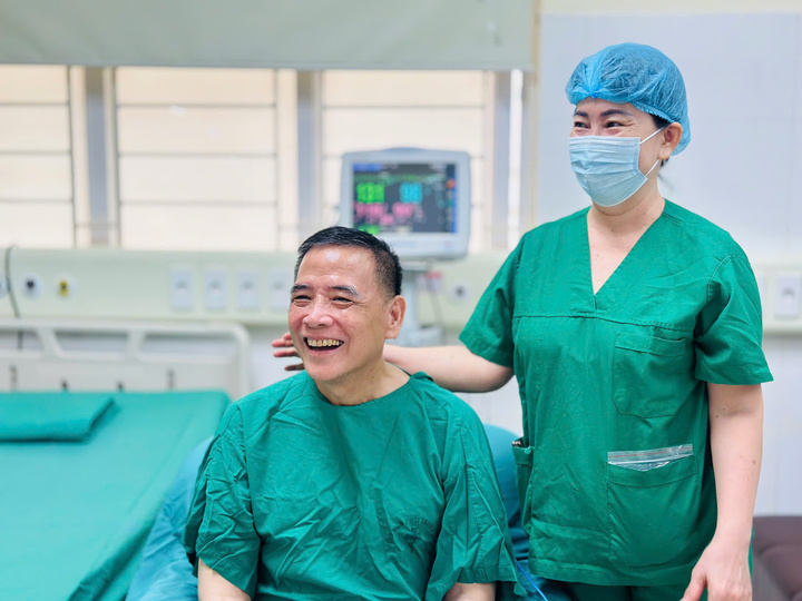 Người đ&agrave;n &ocirc;ng 2 năm sống nhờ m&aacute;y thở hồi sinh từ l&aacute; phổi hiến của c&ocirc; g&aacute;i 22 tuổi- Ảnh 1.