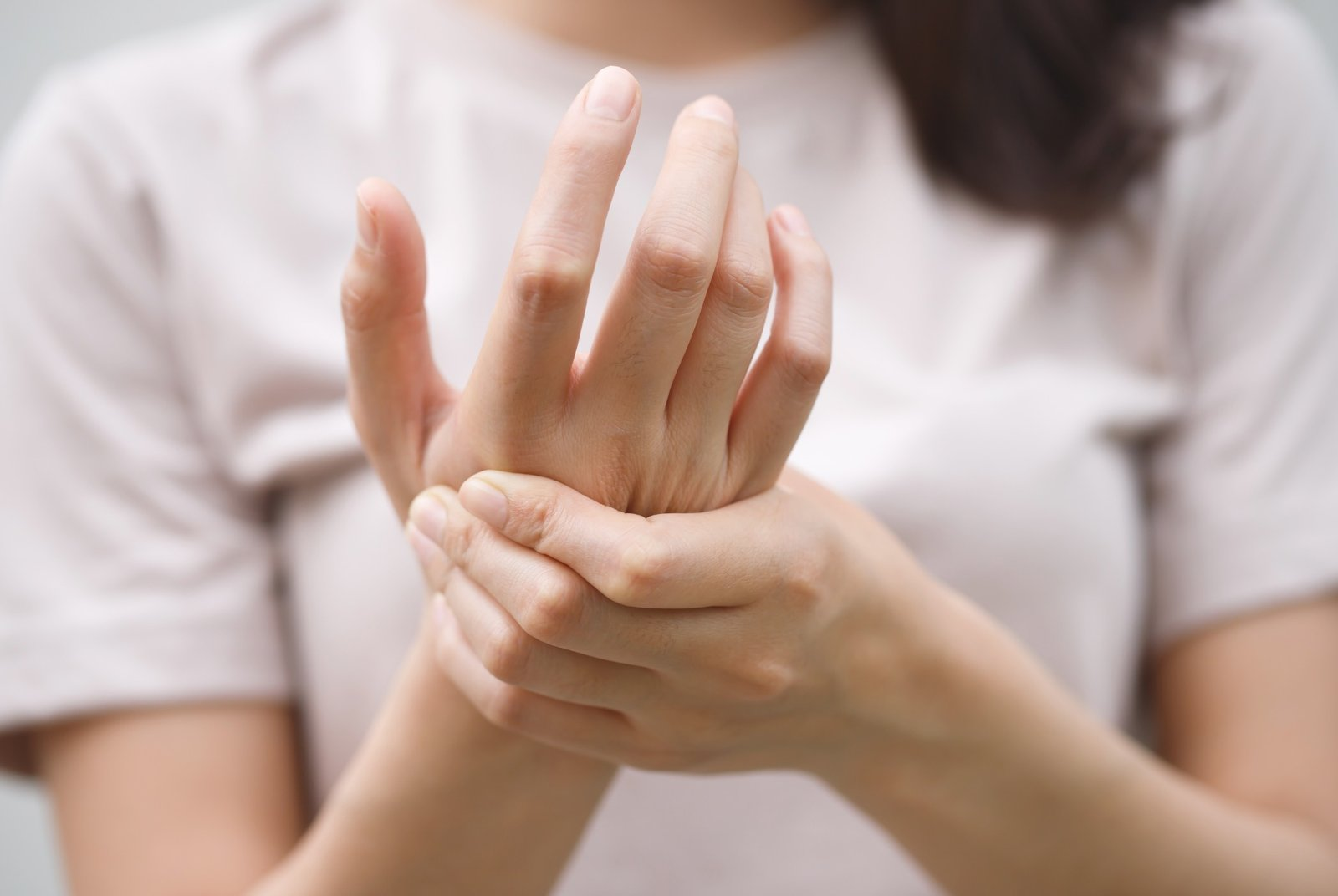 Người phụ nữ 30 tuổi bị sưng, đau khớp kh&ocirc;ng r&otilde; nguy&ecirc;n nh&acirc;n, đi kh&aacute;m b&aacute;c sĩ ph&aacute;t hiện điều g&acirc;y sốc: Loại gia vị c&oacute; trong căn bếp mọi gia đ&igrave;nh l&agrave; nguy&ecirc;n nh&acirc;n! - Ảnh 1.