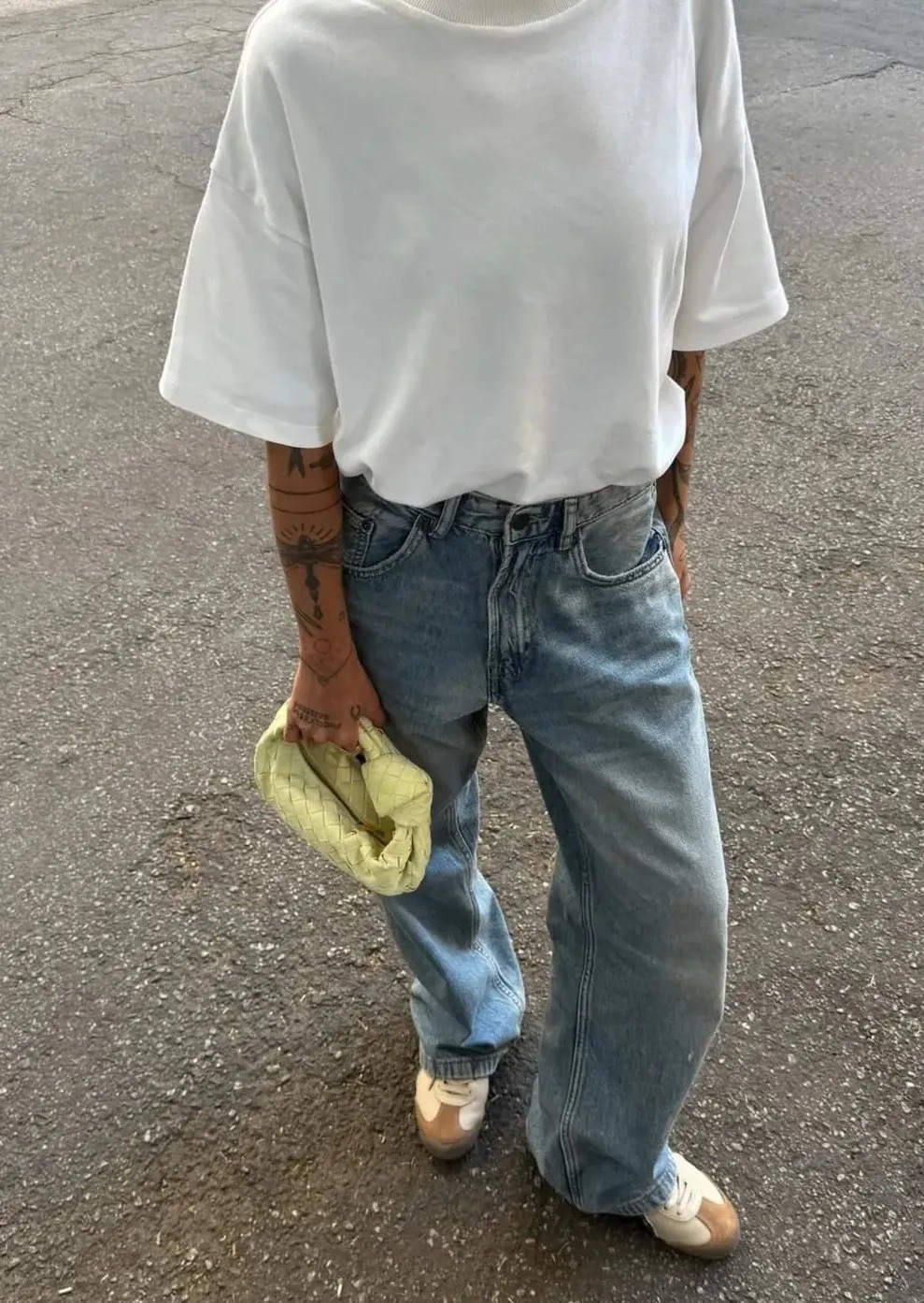 Quần jeans ống rộng l&agrave; m&oacute;n đồ đ&aacute;ng đầu tư nhất m&ugrave;a h&egrave;: Che ch&acirc;n, t&ocirc;n d&aacute;ng v&agrave; phối g&igrave; cũng đẹp - Ảnh 4.