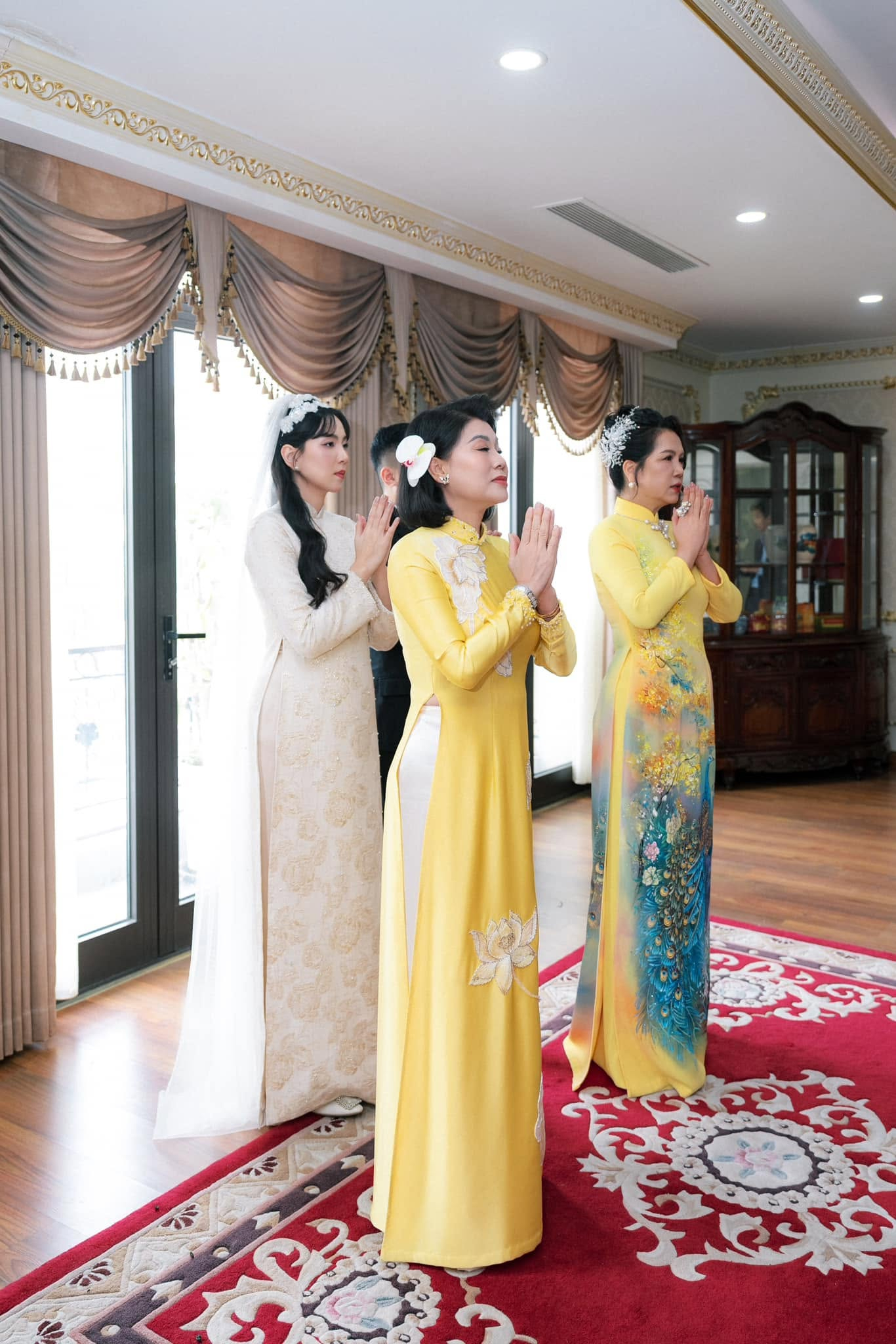 Căn ph&ograve;ng thờ trong biệt thự 4 tầng của nh&agrave; chồng Mai Ngọc lộ diện qua cảnh c&uacute;ng rằm th&aacute;ng 7 - Ảnh 8.