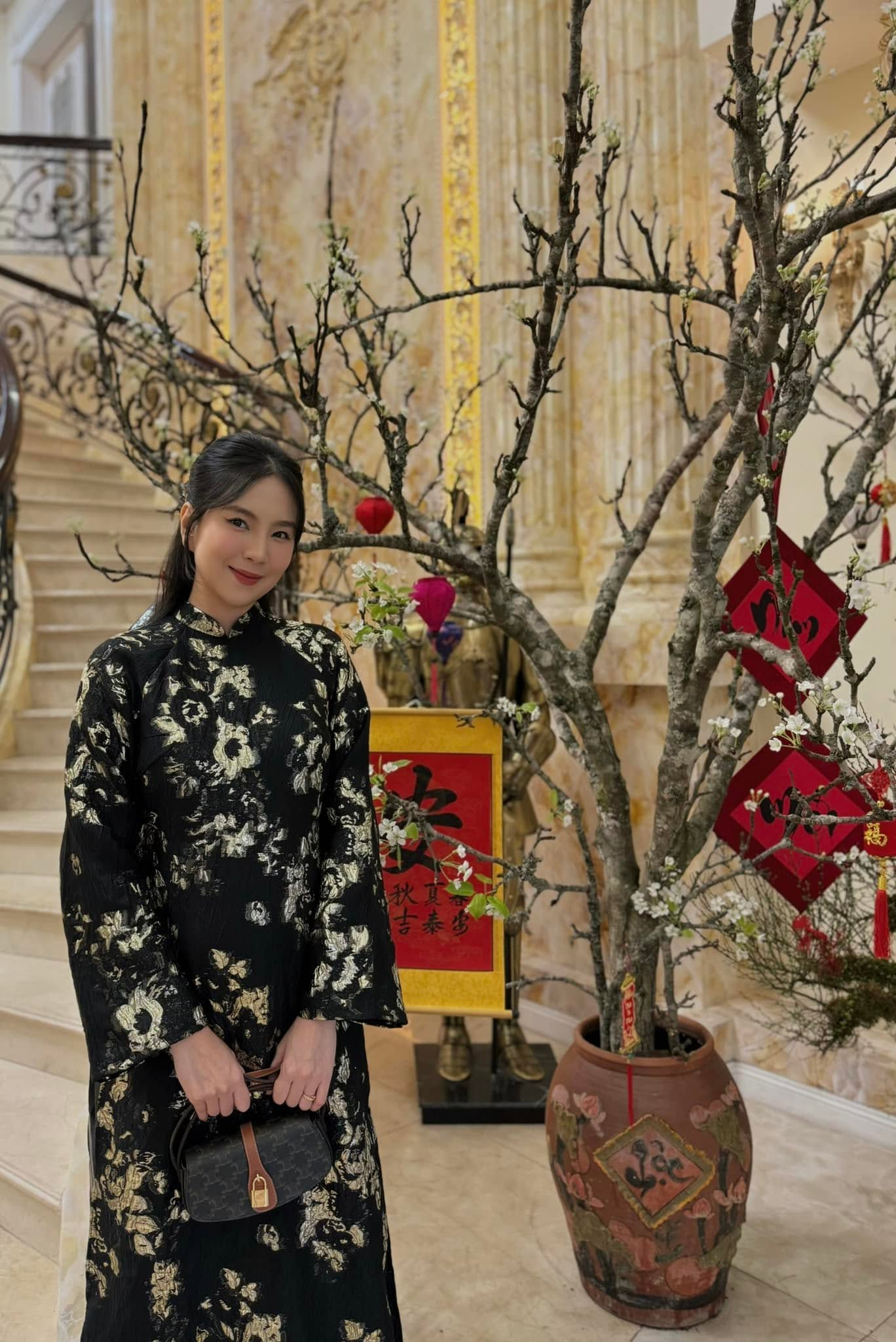 Căn ph&ograve;ng thờ trong biệt thự 4 tầng của nh&agrave; chồng Mai Ngọc lộ diện qua cảnh c&uacute;ng rằm th&aacute;ng 7 - Ảnh 14.