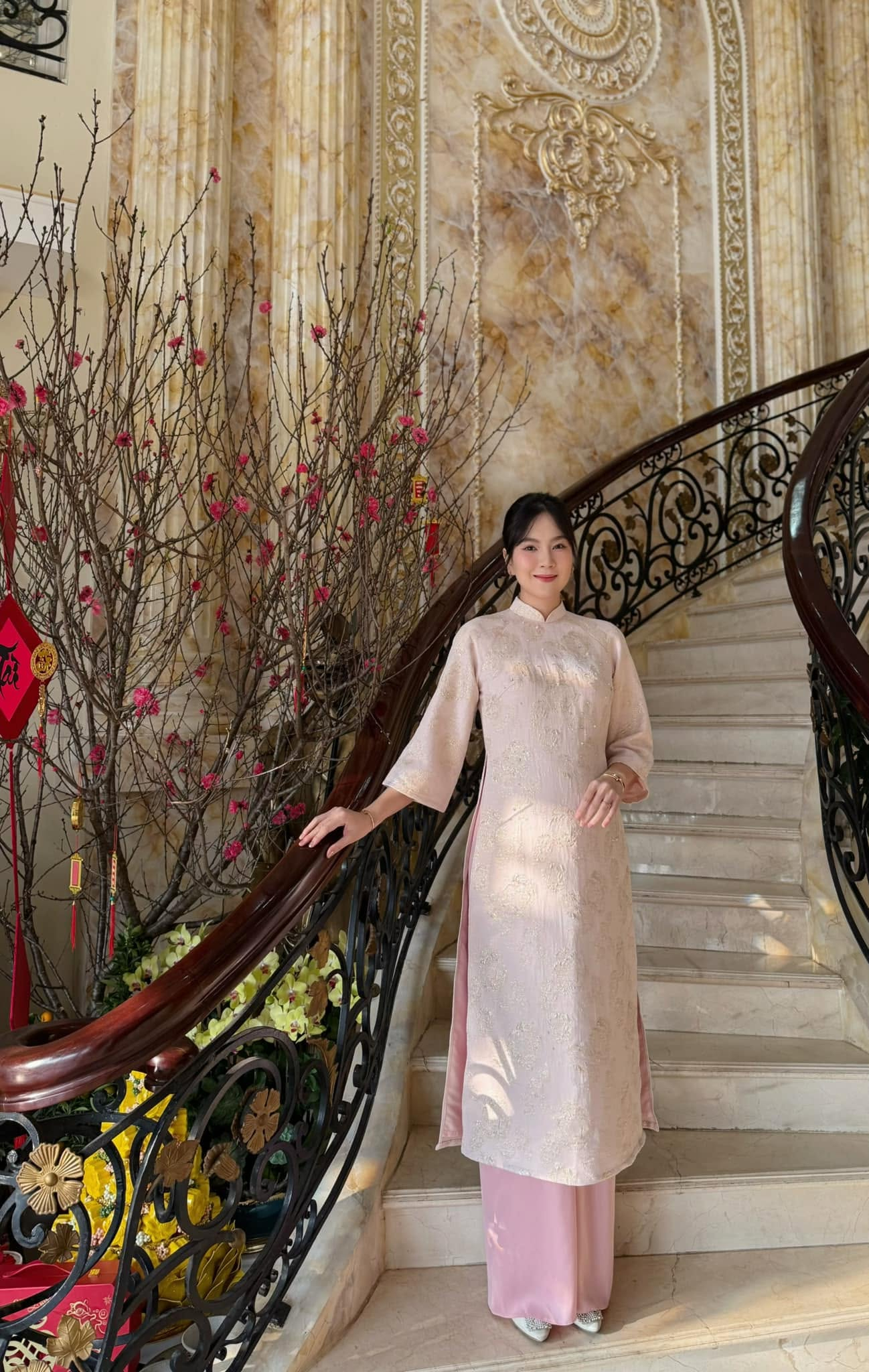 Căn ph&ograve;ng thờ trong biệt thự 4 tầng của nh&agrave; chồng Mai Ngọc lộ diện qua cảnh c&uacute;ng rằm th&aacute;ng 7 - Ảnh 13.