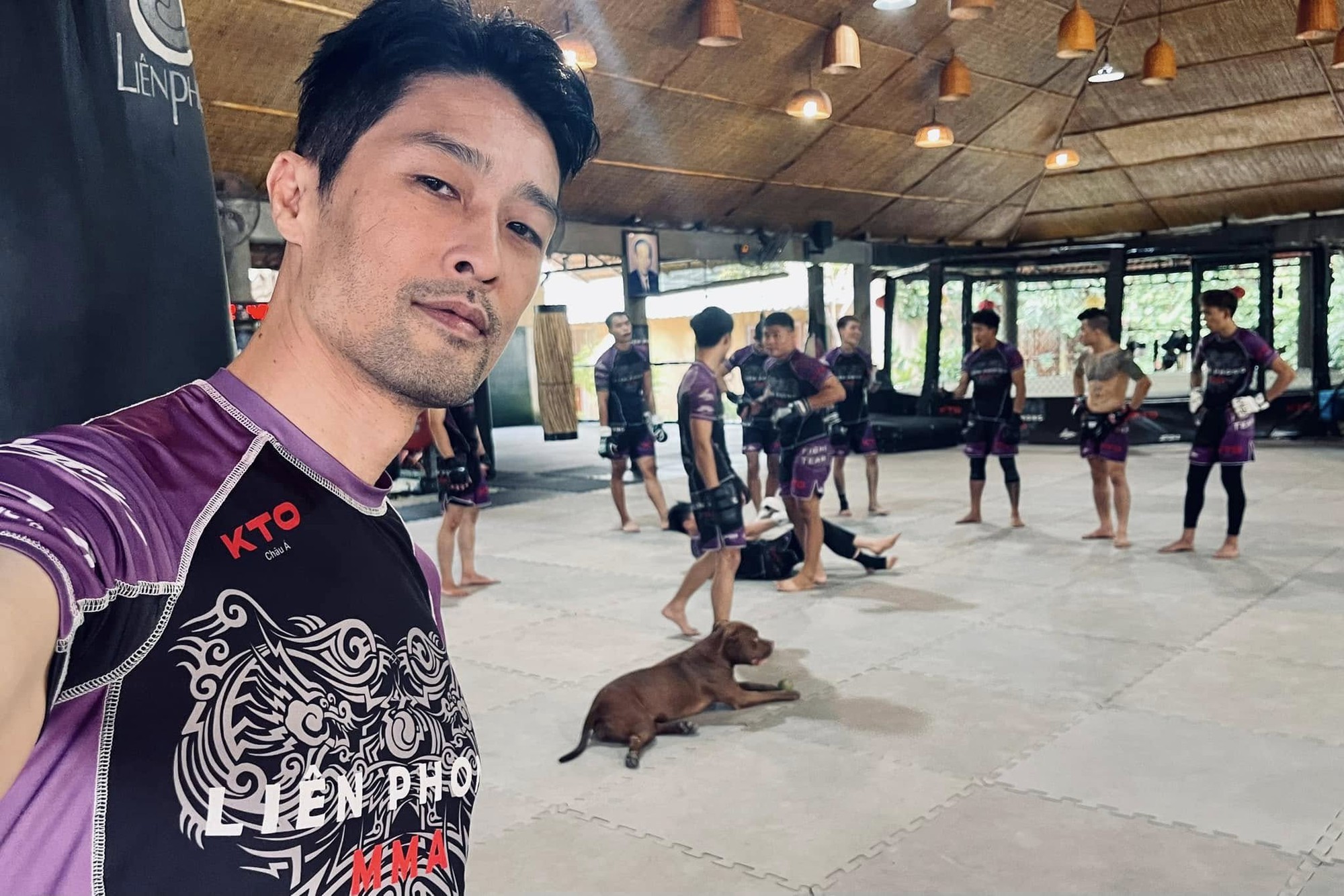 Căn nh&agrave; l&aacute; của Johnny Tr&iacute; Nguyễn- Ảnh 1.