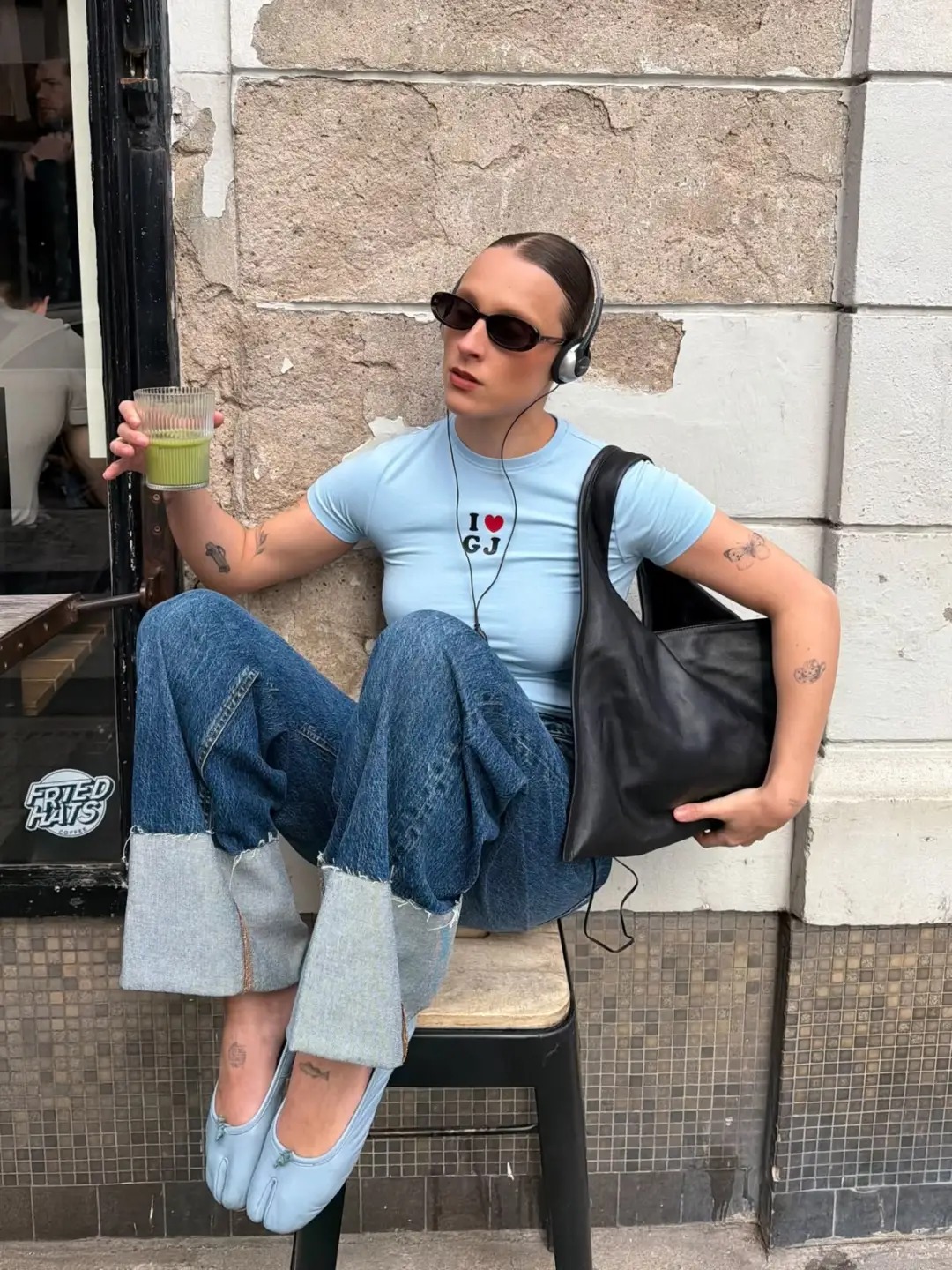 Quần jeans ống rộng l&agrave; m&oacute;n đồ đ&aacute;ng đầu tư nhất m&ugrave;a h&egrave;: Che ch&acirc;n, t&ocirc;n d&aacute;ng v&agrave; phối g&igrave; cũng đẹp - Ảnh 2.