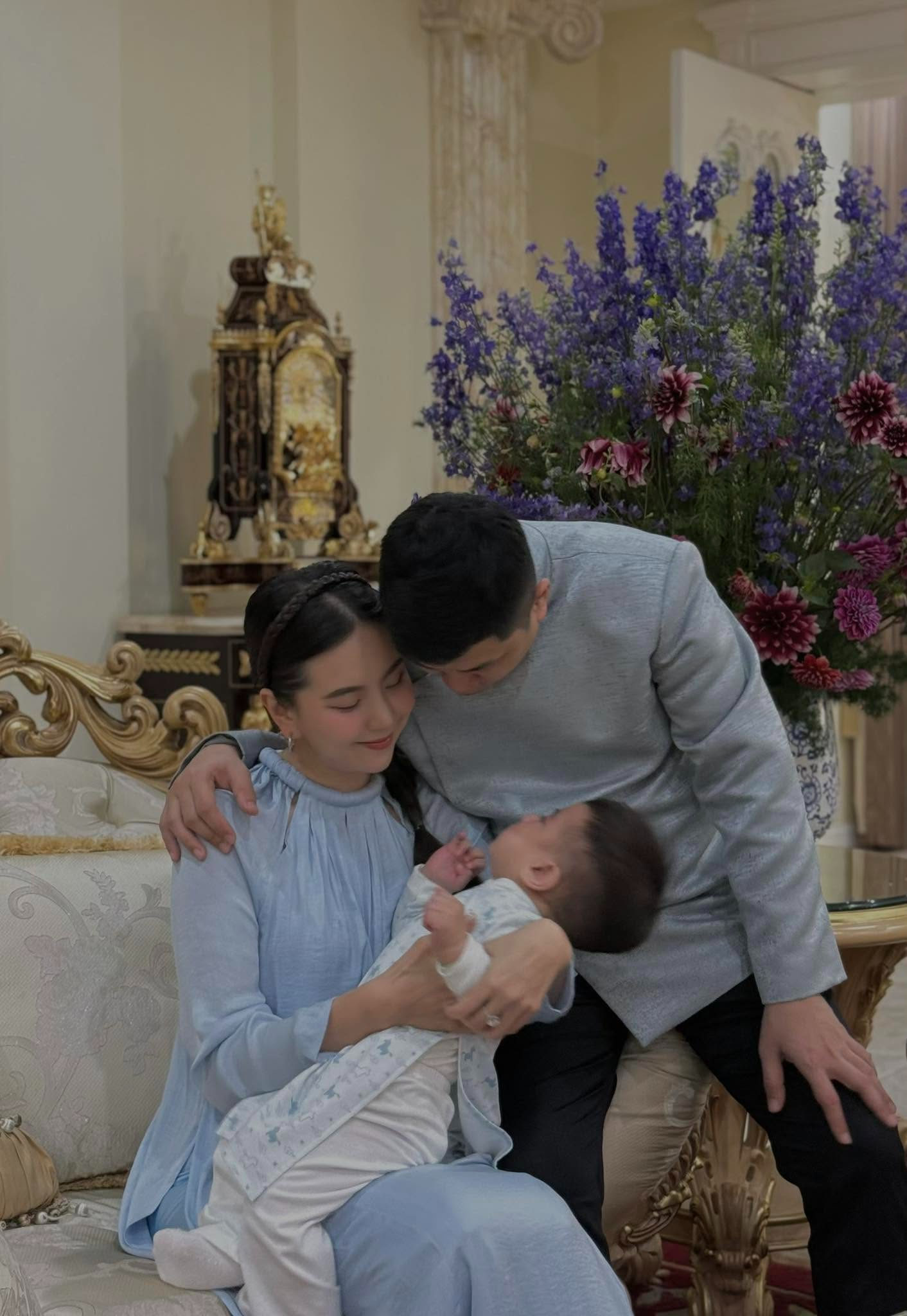 Căn ph&ograve;ng thờ trong biệt thự 4 tầng của nh&agrave; chồng Mai Ngọc lộ diện qua cảnh c&uacute;ng rằm th&aacute;ng 7 - Ảnh 9.