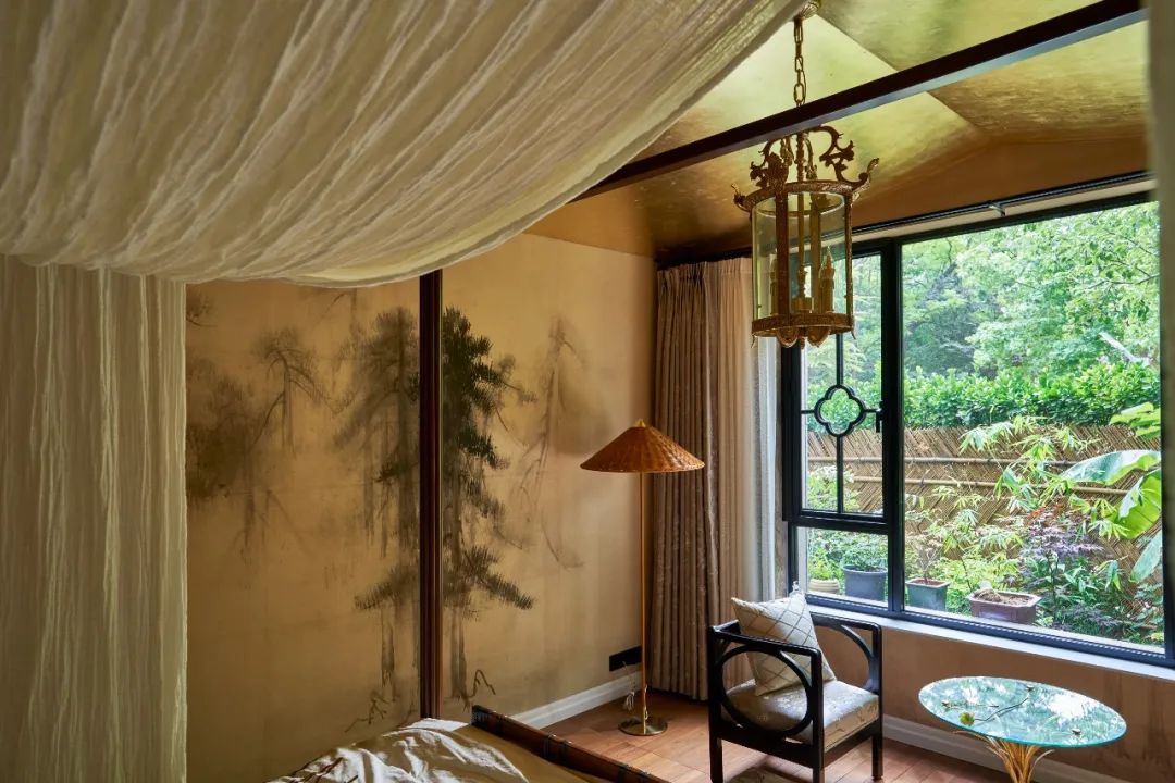Căn hộ 188m&sup2; giữa trung t&acirc;m th&agrave;nh phố g&acirc;y ch&uacute; &yacute; v&igrave; trần ph&ograve;ng ngủ d&aacute;t v&agrave;ng: Mỗi căn ph&ograve;ng l&agrave; một &ldquo;m&ugrave;a&rdquo; kh&aacute;c nhau- Ảnh 14.