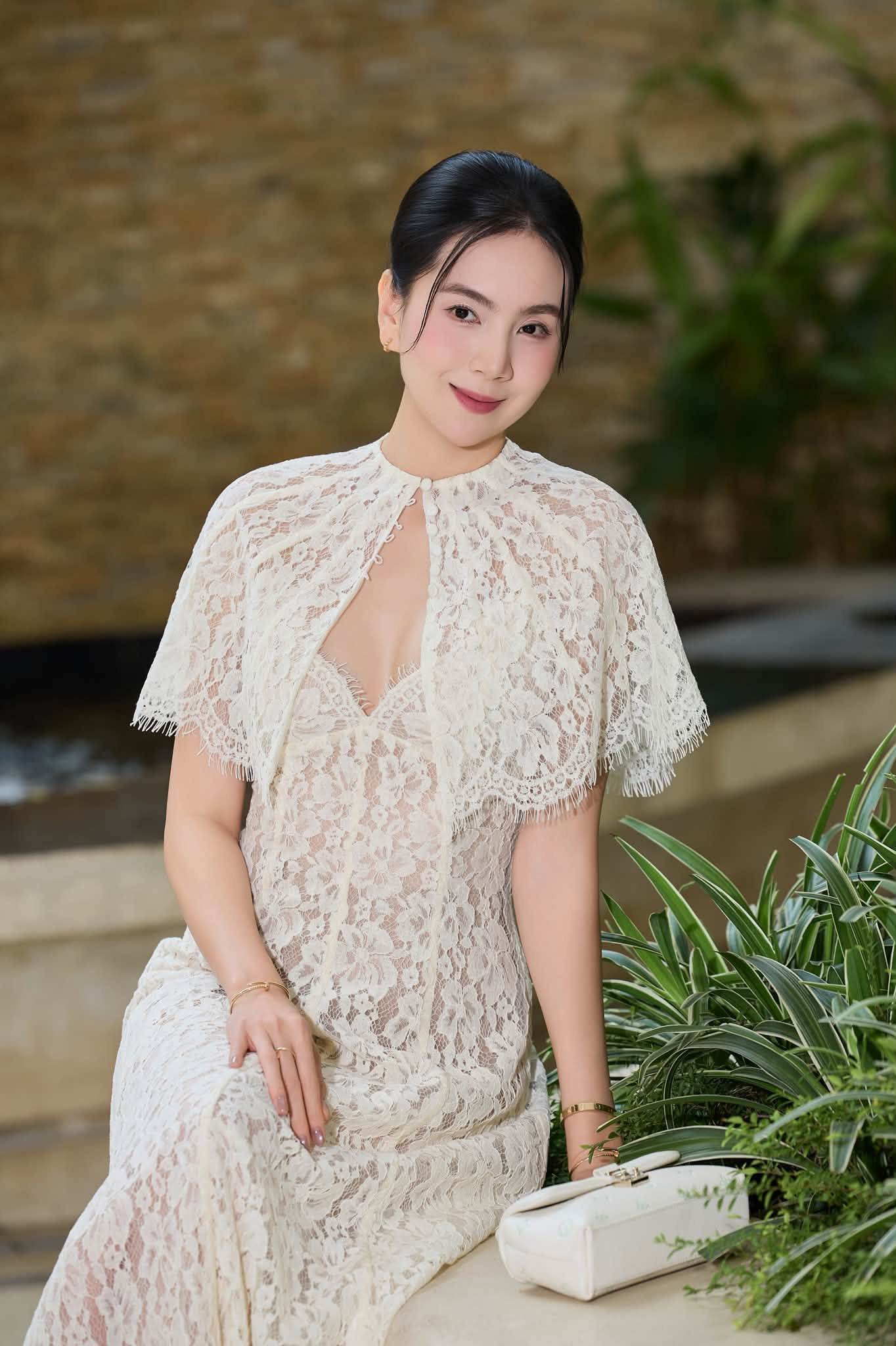 Căn ph&ograve;ng thờ trong biệt thự 4 tầng của nh&agrave; chồng Mai Ngọc lộ diện qua cảnh c&uacute;ng rằm th&aacute;ng 7 - Ảnh 15.