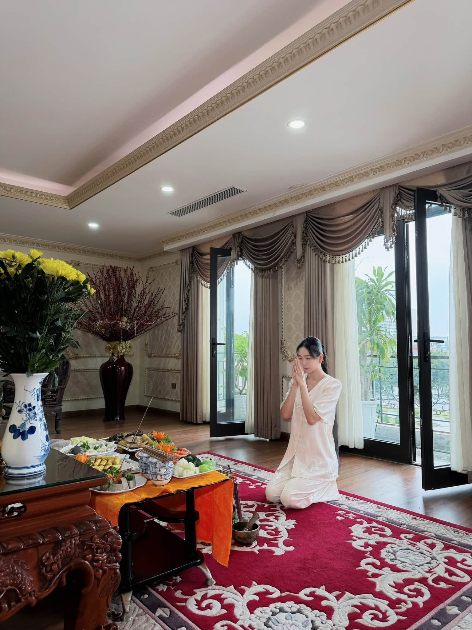 Căn ph&ograve;ng thờ trong biệt thự 4 tầng của nh&agrave; chồng Mai Ngọc lộ diện qua cảnh c&uacute;ng rằm th&aacute;ng 7 - Ảnh 1.