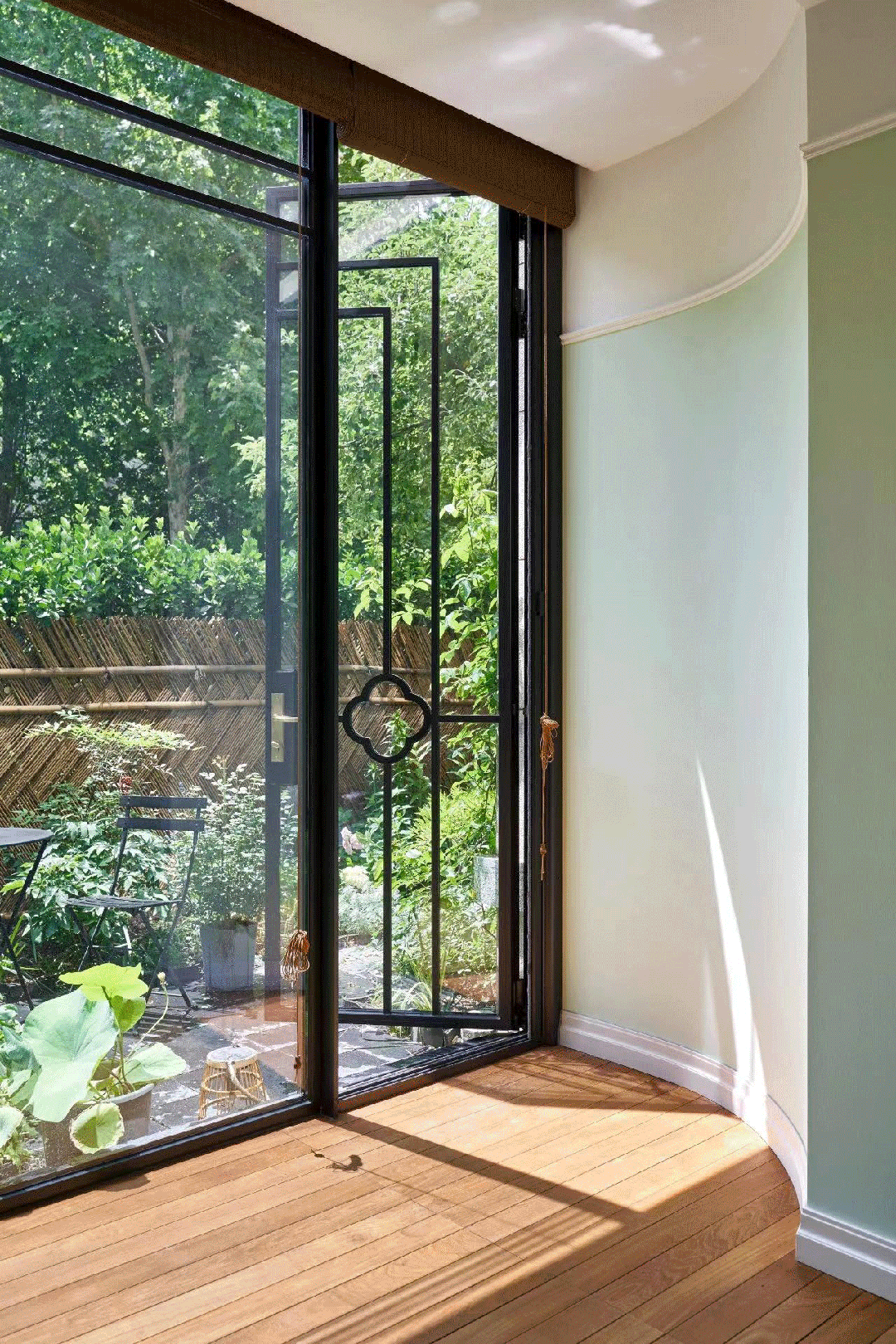 Căn hộ 188m&sup2; giữa trung t&acirc;m th&agrave;nh phố g&acirc;y ch&uacute; &yacute; v&igrave; trần ph&ograve;ng ngủ d&aacute;t v&agrave;ng: Mỗi căn ph&ograve;ng l&agrave; một &ldquo;m&ugrave;a&rdquo; kh&aacute;c nhau- Ảnh 18.