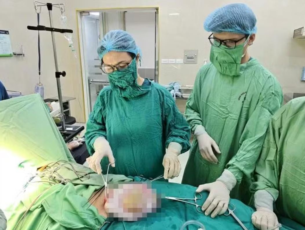 B&eacute; g&aacute;i 15 tuổi bụng to bất thường, mẹ đưa đi kh&aacute;m mới biết sự thật- Ảnh 1.