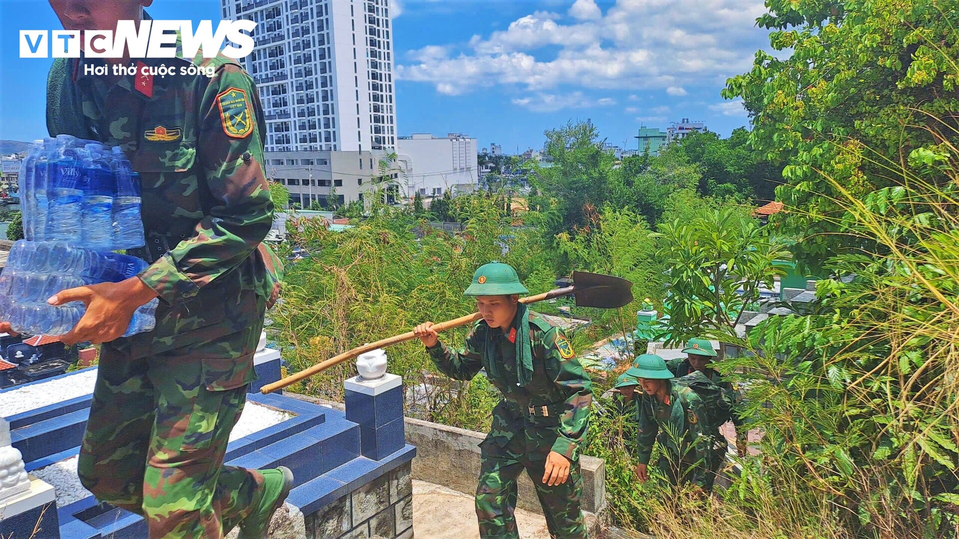 Ch&aacute;y rừng ph&ograve;ng hộ ở Quy Nhơn: Điểm ch&aacute;y tr&ecirc;n đỉnh n&uacute;i diễn biến phức tạp- Ảnh 9.
