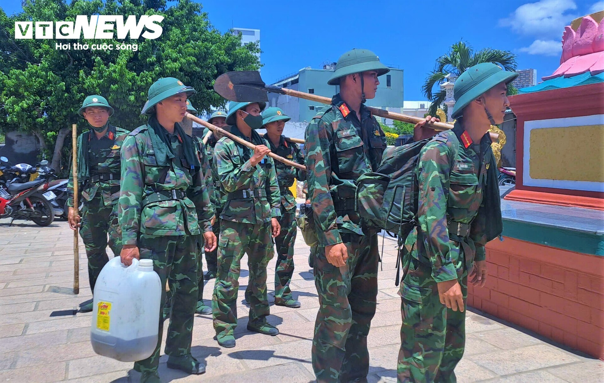 Ch&aacute;y rừng ph&ograve;ng hộ ở Quy Nhơn: Điểm ch&aacute;y tr&ecirc;n đỉnh n&uacute;i diễn biến phức tạp- Ảnh 8.