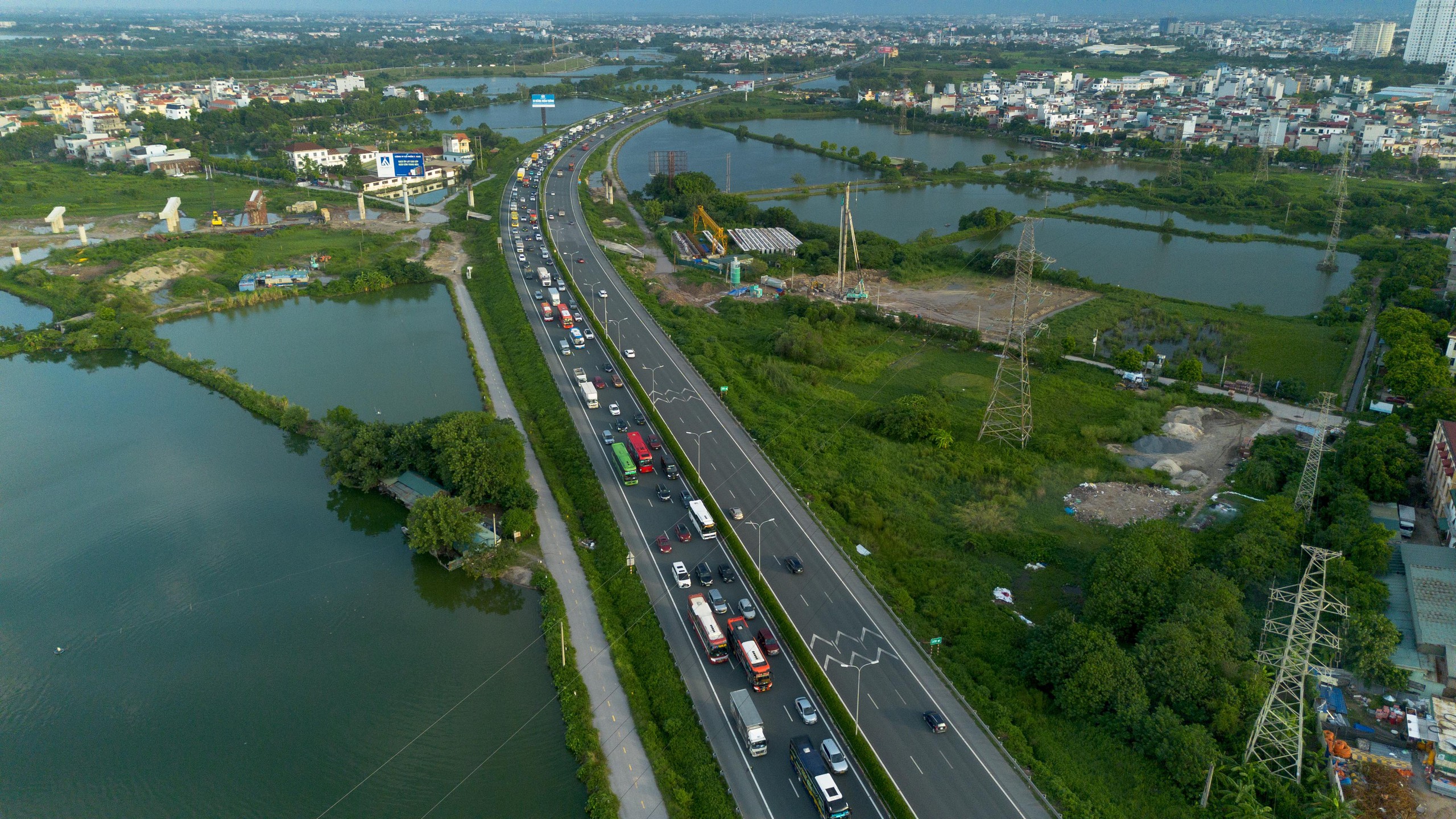 Gallery - 5 ngày nghỉ lễ bắt đầu từ mai: Đường phố Hà Nội và TPHCM lúc này!