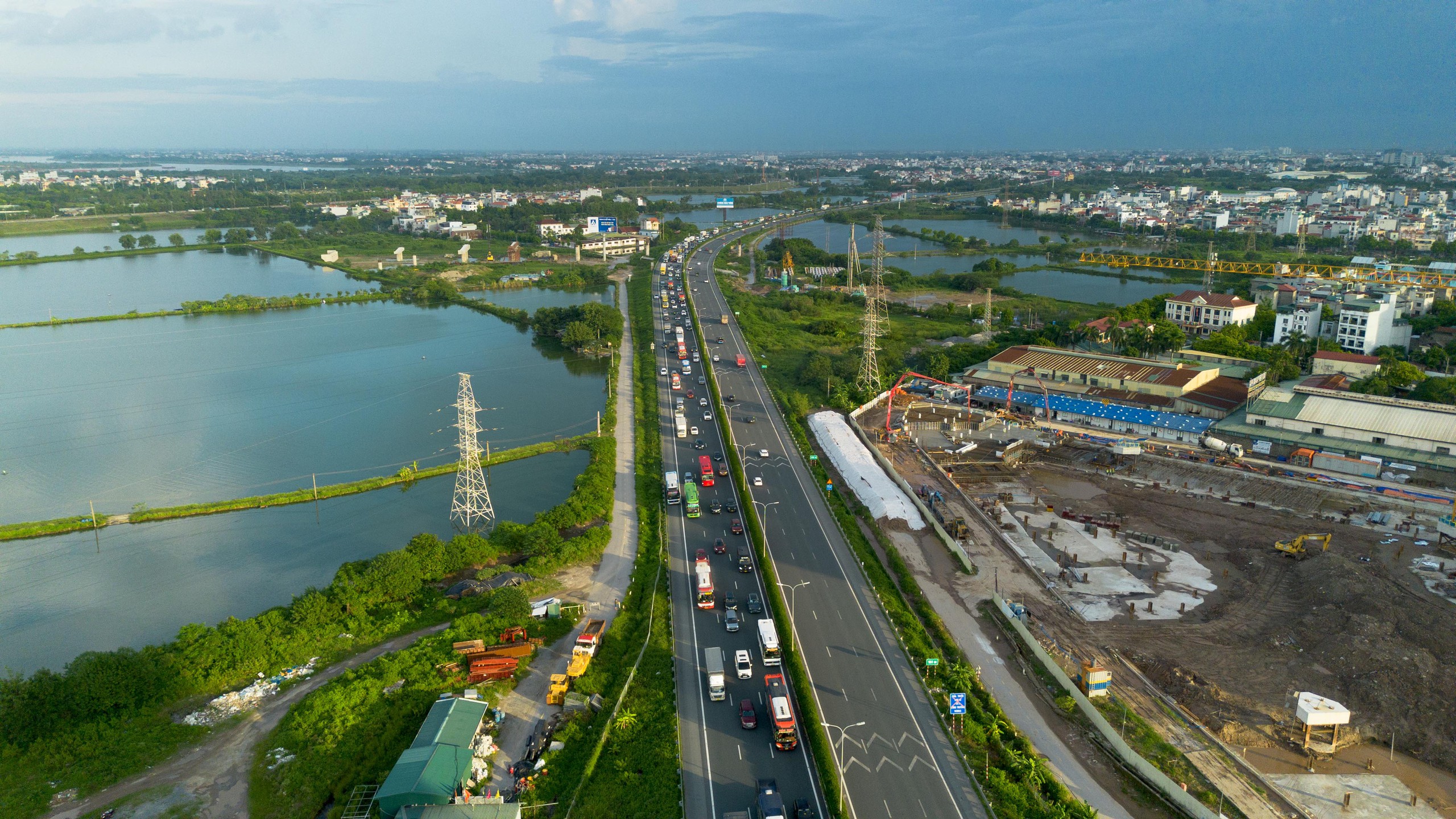 Gallery - 5 ngày nghỉ lễ bắt đầu từ mai: Đường phố Hà Nội và TPHCM lúc này! - image 1
