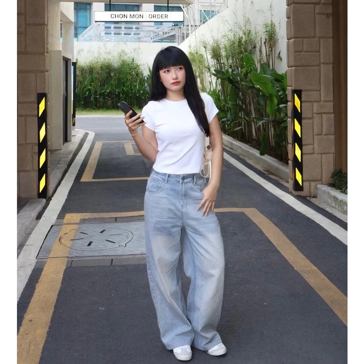 Quần jeans ống rộng l&agrave; m&oacute;n đồ đ&aacute;ng đầu tư nhất m&ugrave;a h&egrave;: Che ch&acirc;n, t&ocirc;n d&aacute;ng v&agrave; phối g&igrave; cũng đẹp - Ảnh 10.