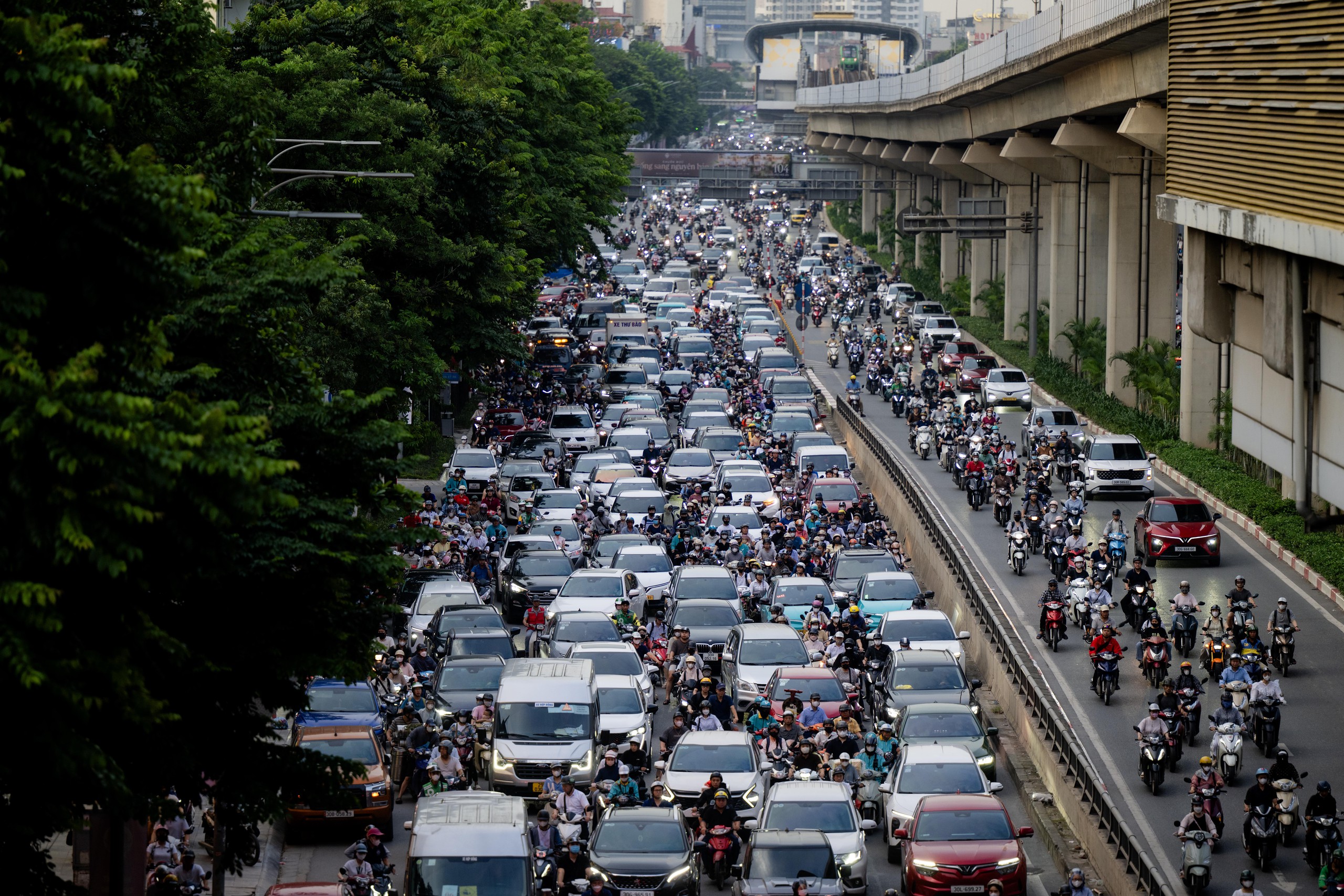 Gallery - 5 ngày nghỉ lễ bắt đầu từ mai: Đường phố Hà Nội và TPHCM lúc này! - image 12