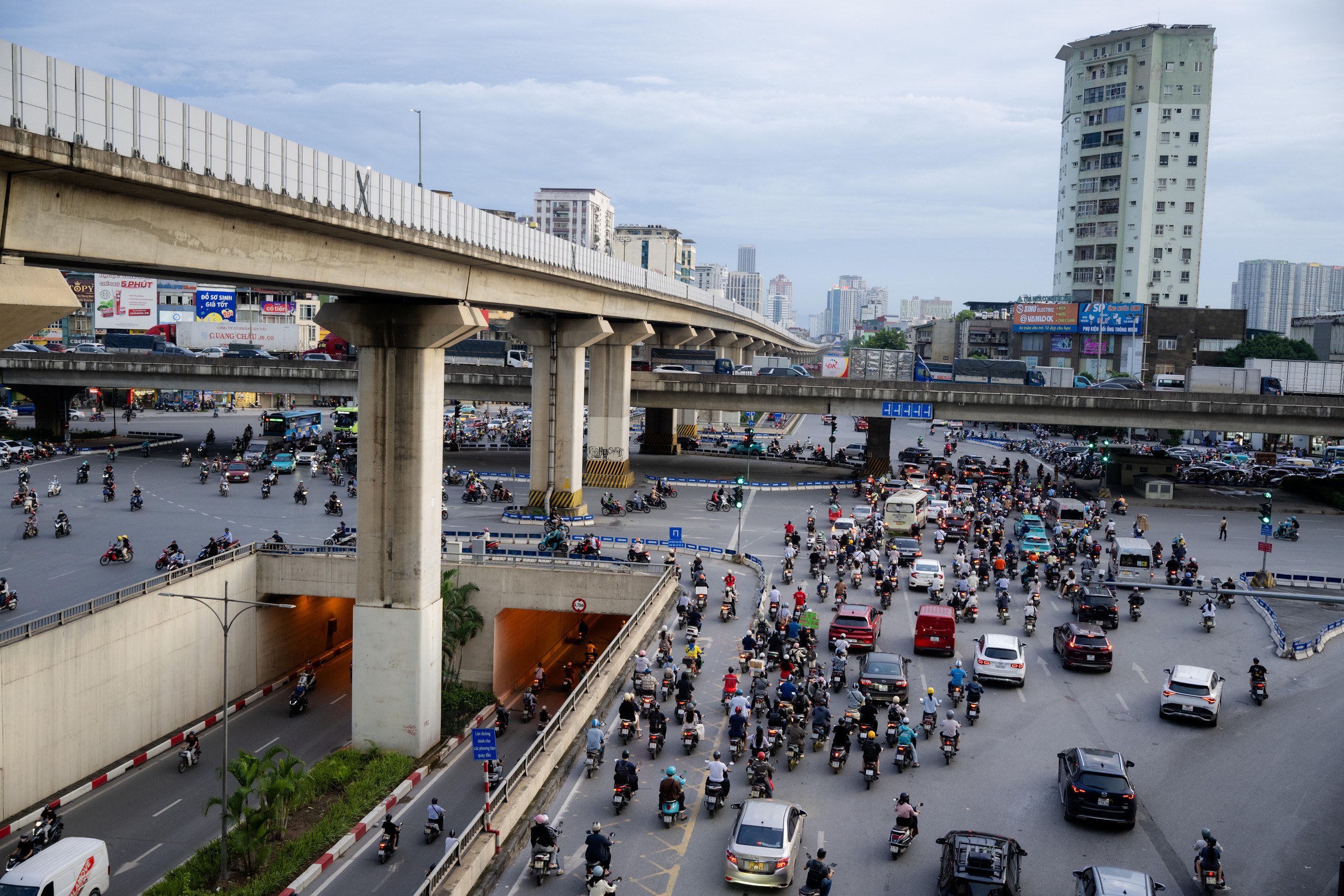 Gallery - 5 ngày nghỉ lễ bắt đầu từ mai: Đường phố Hà Nội và TPHCM lúc này! - image 14