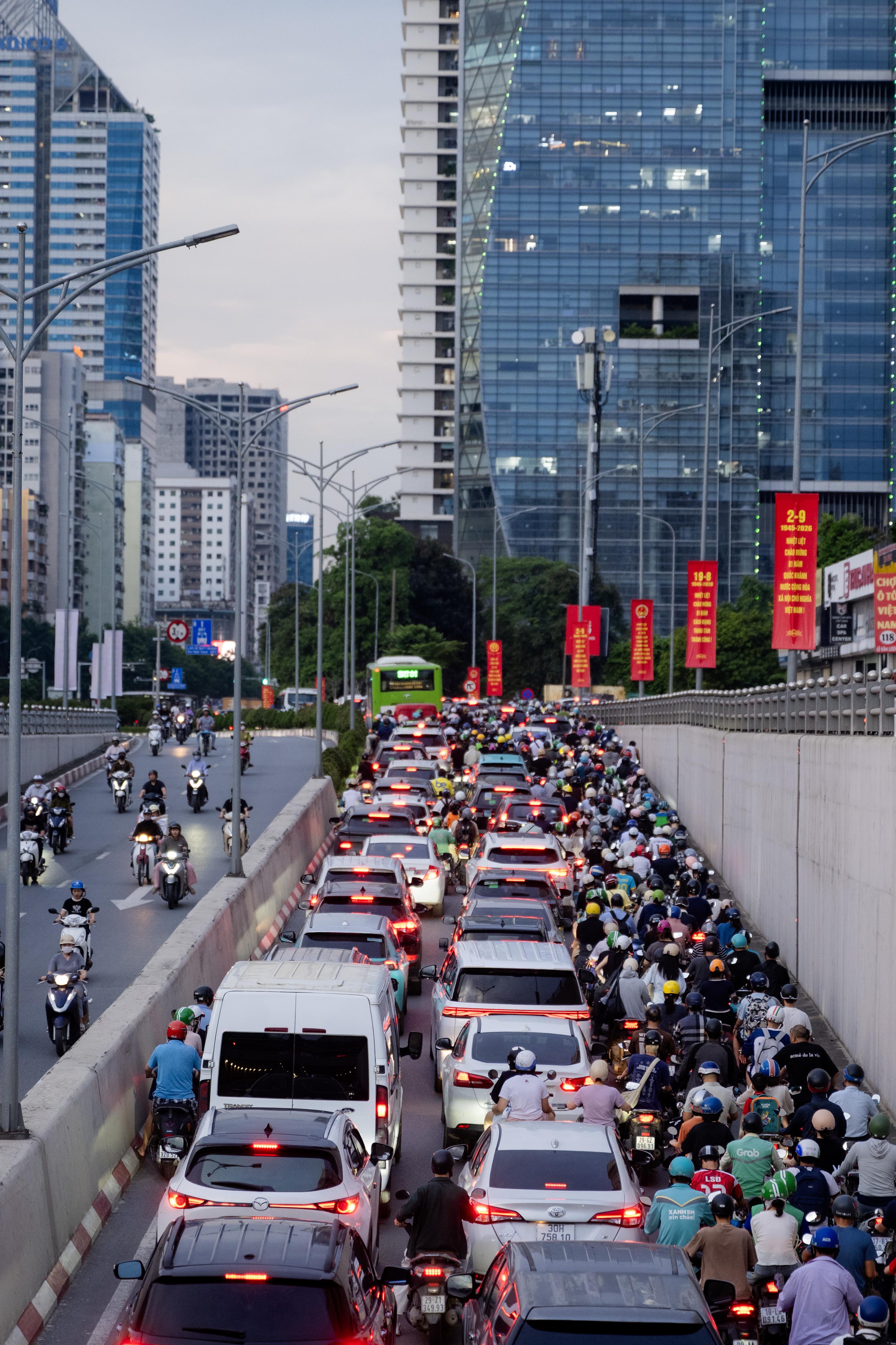 Gallery - 5 ngày nghỉ lễ bắt đầu từ mai: Đường phố Hà Nội và TPHCM lúc này! - image 15