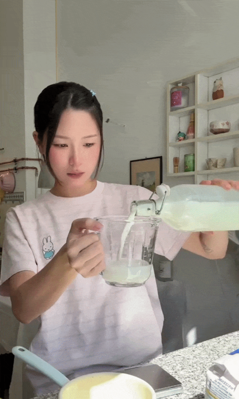 Thạch Trang nghi l&agrave;m b&aacute;nh đem tặng từ sữa uống dở, th&agrave;nh phẩm d&iacute;nh l&ocirc;ng m&egrave;o: Phản ứng g&igrave; giữa tranh c&atilde;i?- Ảnh 3.