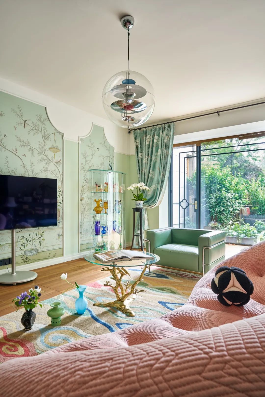 Căn hộ 188m&sup2; giữa trung t&acirc;m th&agrave;nh phố g&acirc;y ch&uacute; &yacute; v&igrave; trần ph&ograve;ng ngủ d&aacute;t v&agrave;ng: Mỗi căn ph&ograve;ng l&agrave; một &ldquo;m&ugrave;a&rdquo; kh&aacute;c nhau- Ảnh 3.