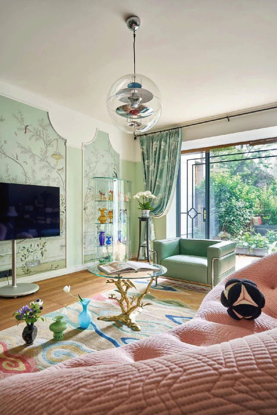 Căn hộ 188m&sup2; giữa trung t&acirc;m th&agrave;nh phố g&acirc;y ch&uacute; &yacute; v&igrave; trần ph&ograve;ng ngủ d&aacute;t v&agrave;ng: Mỗi căn ph&ograve;ng l&agrave; một &ldquo;m&ugrave;a&rdquo; kh&aacute;c nhau- Ảnh 1.