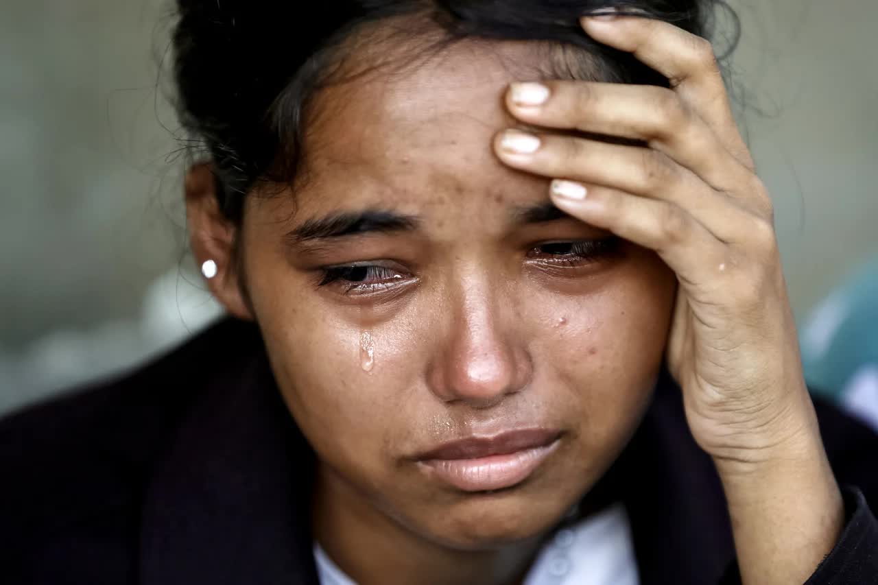 Khoảnh khắc ấm &aacute;p trong bi kịch: Nh&acirc;n vi&ecirc;n cứu hộ Nepal ru ngủ 2 em b&eacute; sinh đ&ocirc;i giữa khung cảnh hoang t&agrave;n v&agrave; tuyệt vọng sau lũ qu&eacute;t - Ảnh 4.