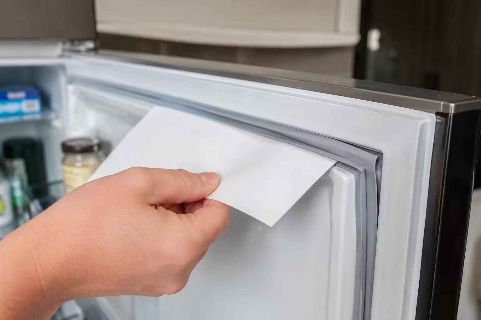 Vì sao nhiều gia đình kẹp một tờ giấy A4 vào cửa tủ lạnh? Rút ra mới phát hiện một vấn đề- Ảnh 2.