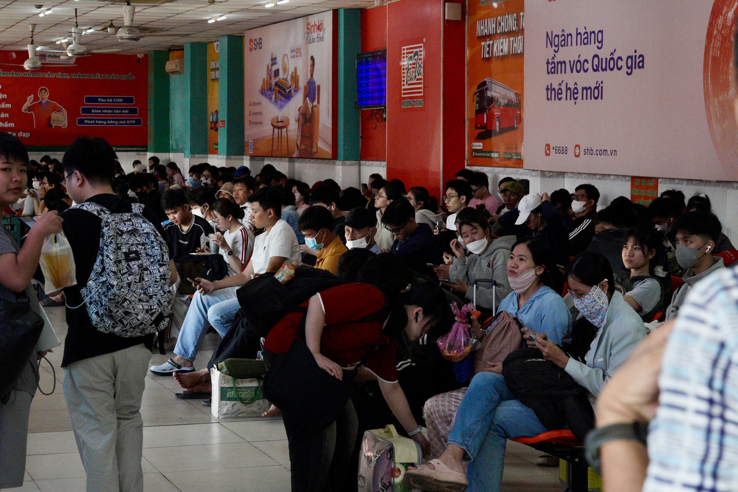 Gallery - 5 ngày nghỉ lễ bắt đầu từ mai: Đường phố Hà Nội và TPHCM lúc này! - image 24