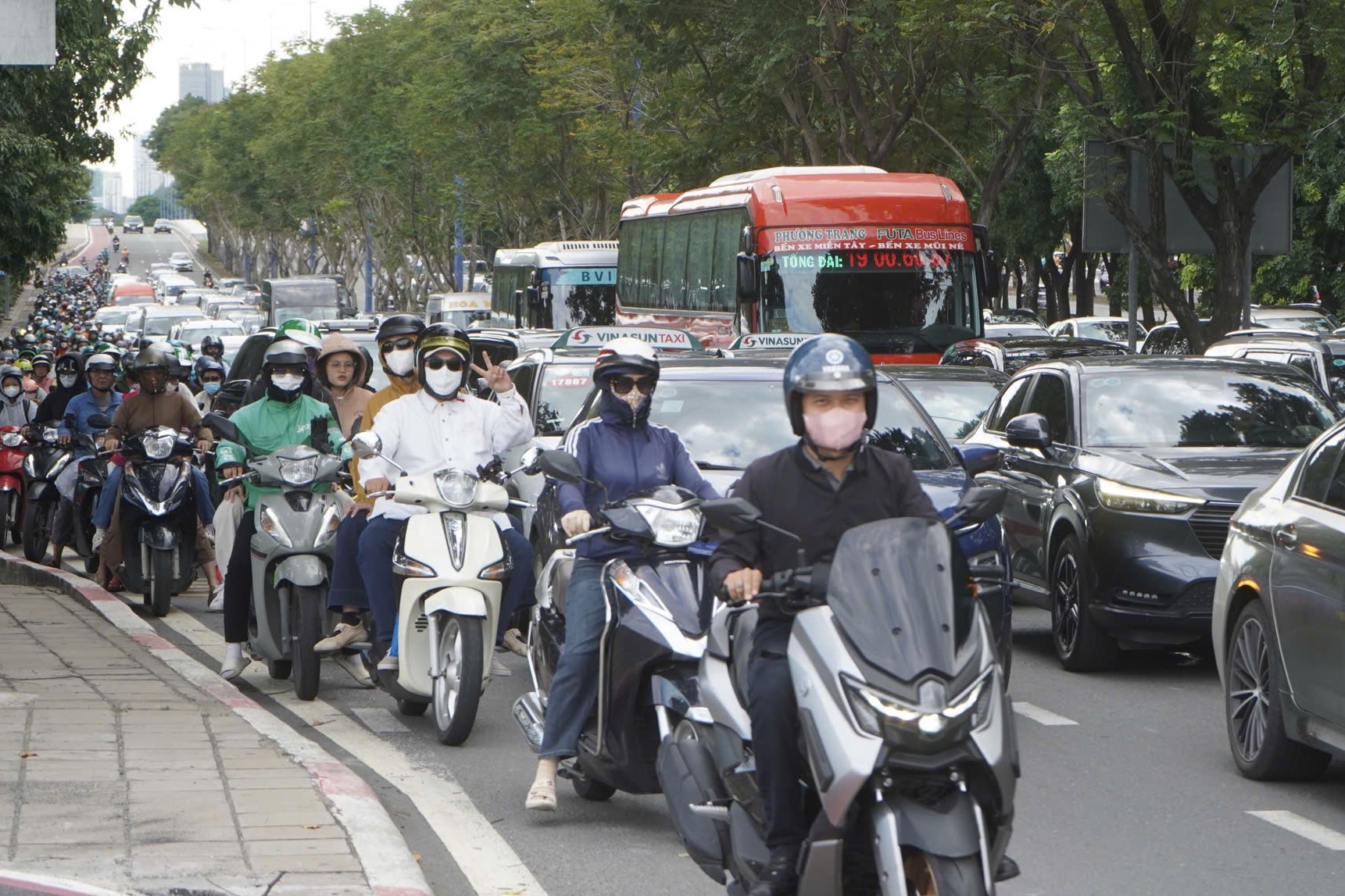 Gallery - 5 ngày nghỉ lễ bắt đầu từ mai: Đường phố Hà Nội và TPHCM lúc này! - image 32